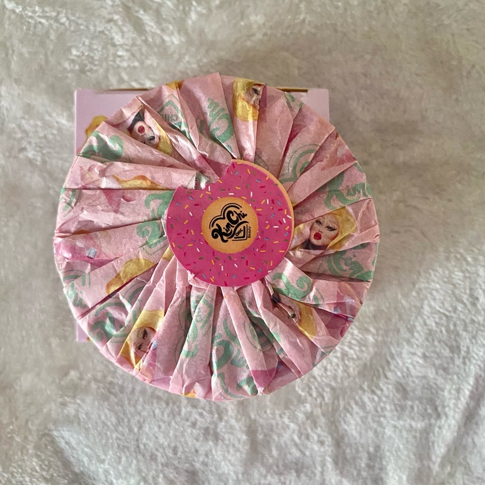 Kim Chi Chic Puff Pass Makeup Set and Bake Powder - New with Box/Sealed - Picture 4 of 6